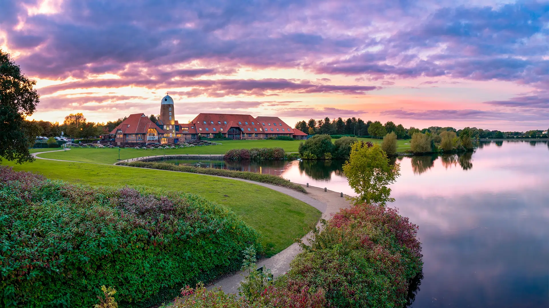 Milton Keynes Caldecotte Lake and building